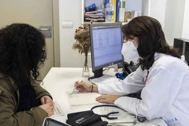 ¿Deben los médicos de familia prorrogar su jubilación? "Si están en buen estado de salud, no podemos permitirnos prescindir de ese talento"