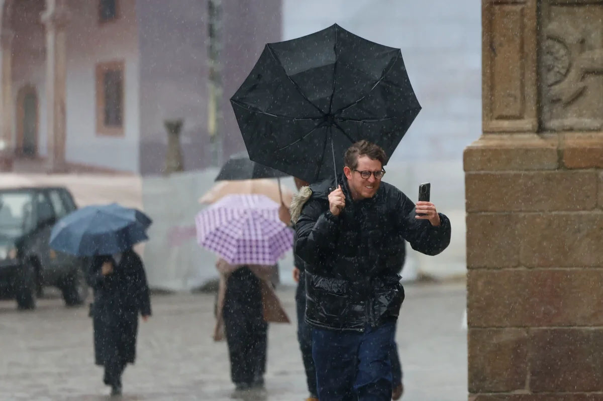 Las personas mayores deben prepararse para el impacto del temporal 'Leonardo' en los próximos días.